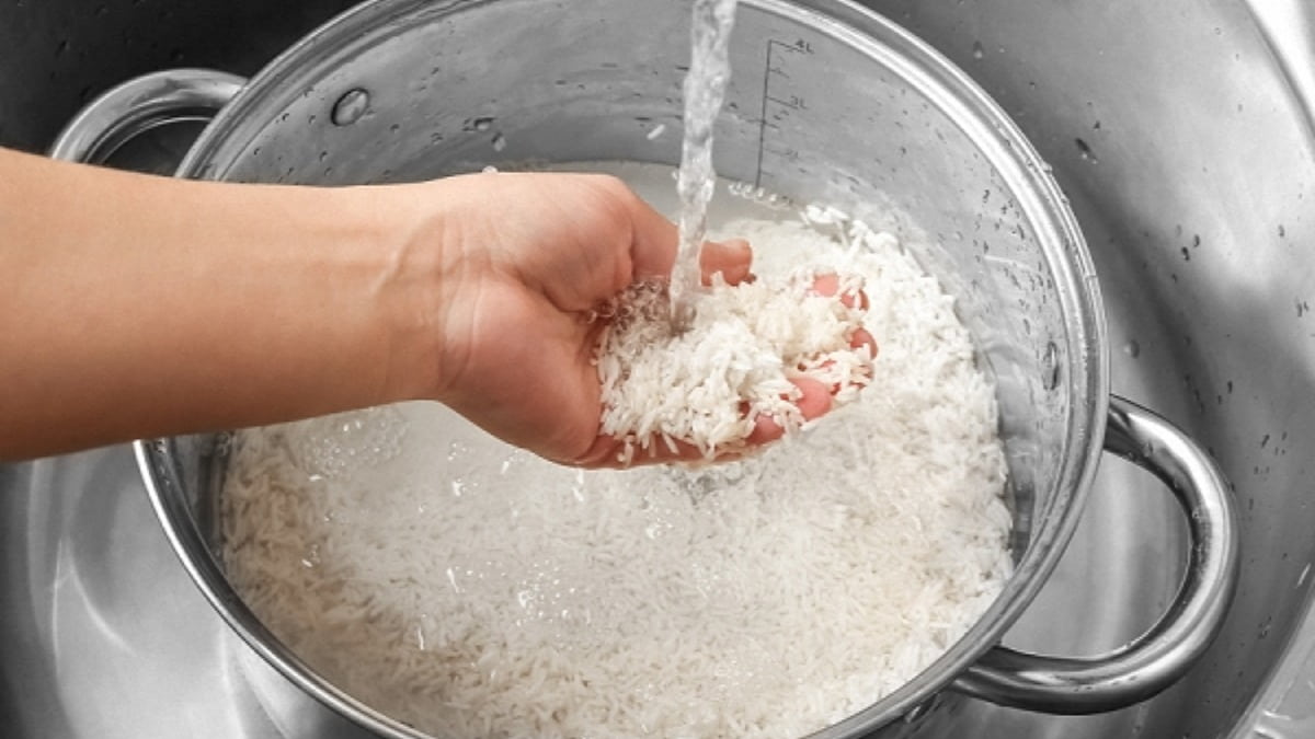 Vo gạo và cho nước vào trong lòng nồi