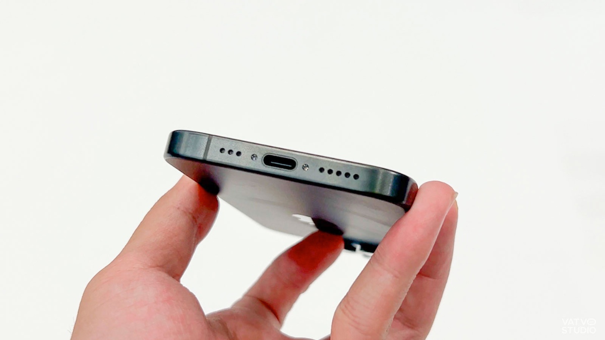 Cổng sạc iPhone 15 Plus sạc nhanh hơn