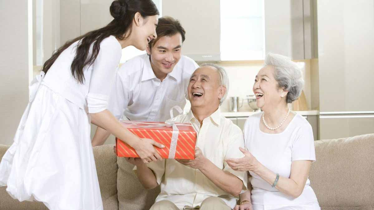 Vì sao nên tặng quà tết cho người lớn tuổi