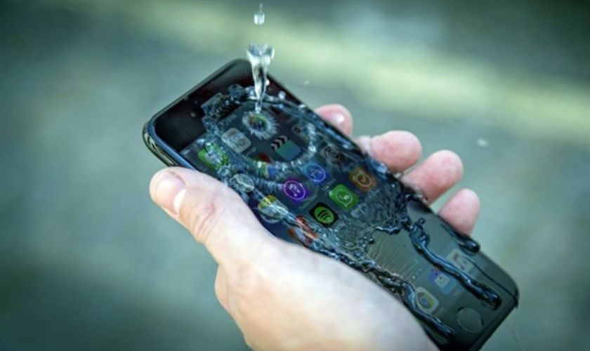 iPhone 12 bị ngấm nước