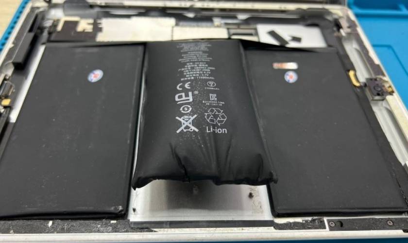 Pin phồng khiến cục sạc laptop Acer bị nóng