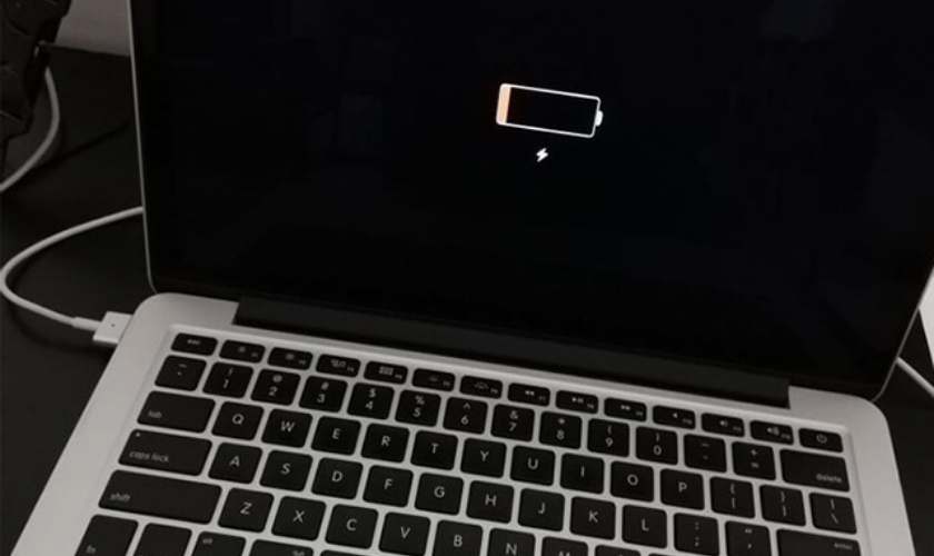 Vì sao Macbook sạc không vào pin