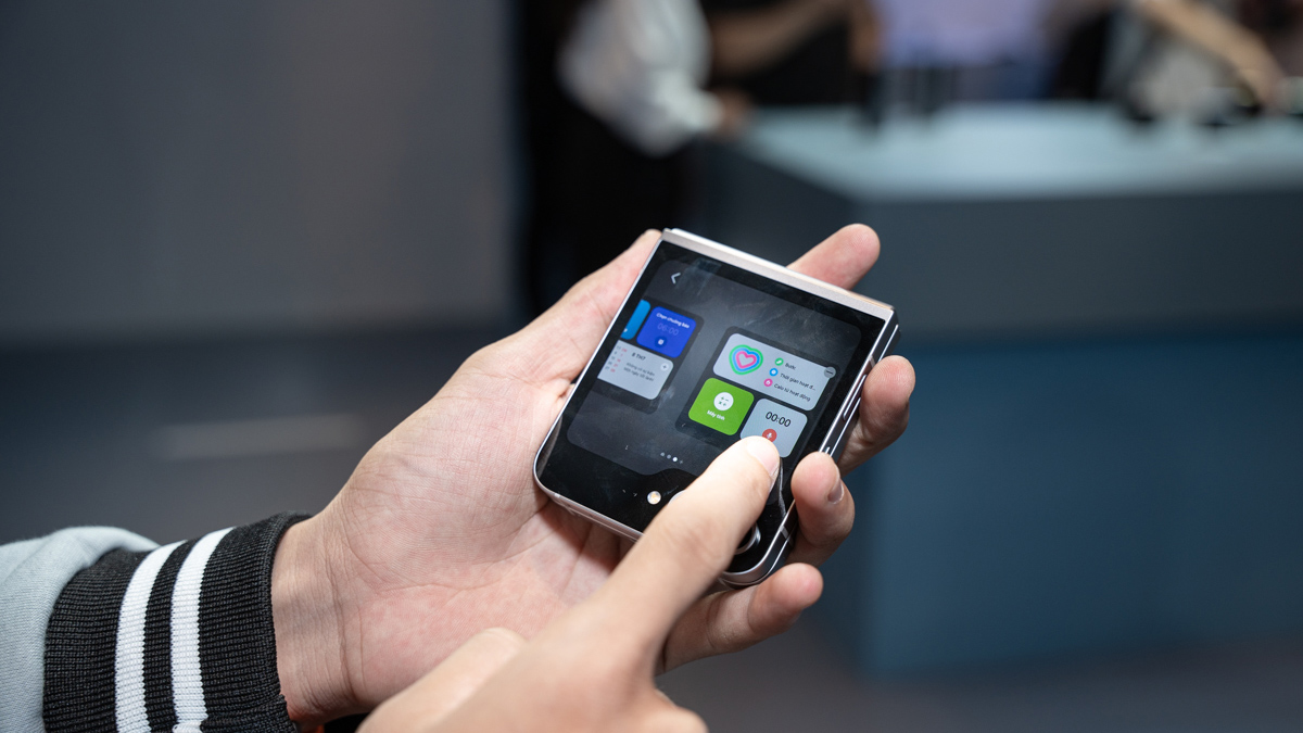 Đánh giá Samsung Galaxy Z Flip 7 về màn hình sáng hơn